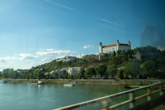 Blick auf die Burg von Bratislava aus dem Bus der über die  "Brücke des Slowakischen Nationalaufstands" fährt