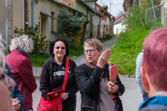 Eveline Gössinger führt durch die Kellergassen in Pillichsdorf, NÖ