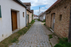 Die westliche Kellergasse in Pillichsdorf, NÖ, alte Häuser werden renoviert.