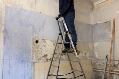 Zustand 2.4.2026:: Entfernen Tapeten u.a. Reste an der Wand