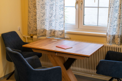 28.8.206: neuer Tisch und Sessel am Essplatz, neue Vorhänge vor dem Fenster