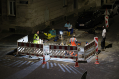 Kreuzung Ferrogasse/Witthauergasse in Wien 18.: am 15.8. wird das Trinkwasserrohr undicht, es wird noch in der Nacht repariert - und der Aushub gleich wieder geschlossen.